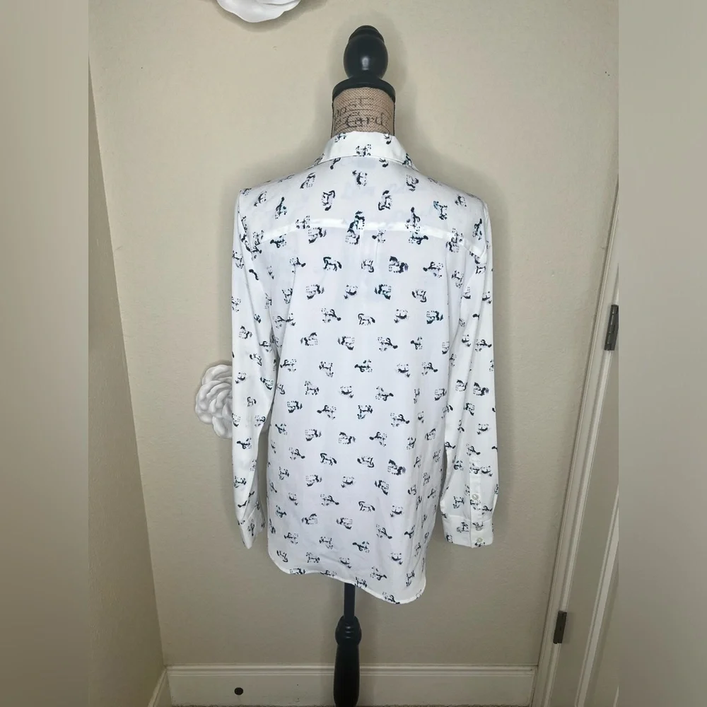 NTM: Ann Taylor Creamy White & Blue Wandering Horses Button Down Top Sz 8